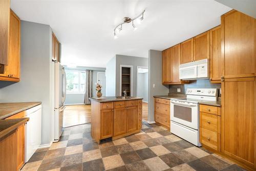 106 Clayton Drive, Winnipeg, MB - Indoor Photo Showing Kitchen