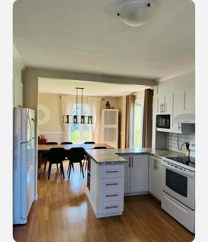 Cuisine - 23 Allée Michel-Vigneau, Les Îles-De-La-Madeleine, QC - Indoor Photo Showing Kitchen With Upgraded Kitchen