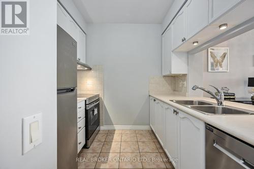 Ph40 - 18 Mondeo Drive, Toronto, ON - Indoor Photo Showing Kitchen With Double Sink