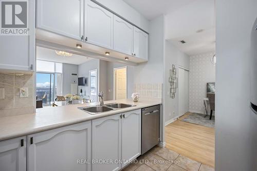 Ph40 - 18 Mondeo Drive, Toronto, ON - Indoor Photo Showing Kitchen With Double Sink