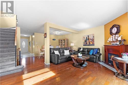 17 Sovereign Avenue, Ottawa, ON - Indoor Photo Showing Living Room