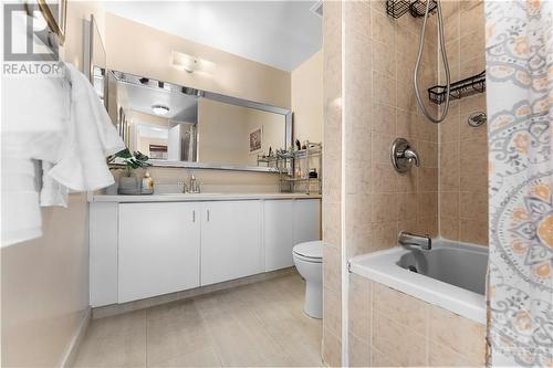 Generous sized 4 piece family bath with tons of counter space. - 17 Sovereign Avenue, Ottawa, ON - Indoor Photo Showing Bathroom