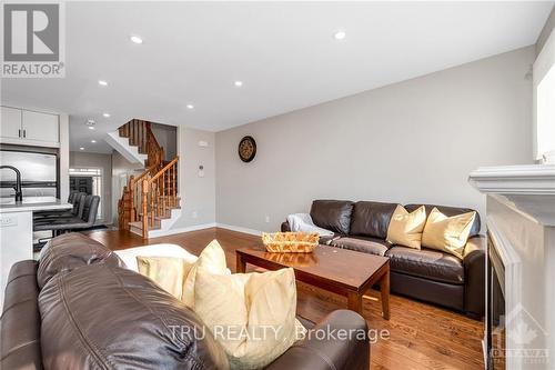 960 Linaria Walk, Ottawa, ON - Indoor Photo Showing Living Room