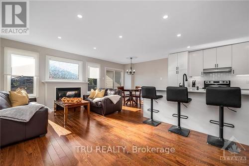 960 Linaria Walk, Ottawa, ON - Indoor Photo Showing Living Room