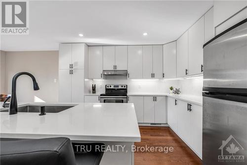 960 Linaria Walk, Ottawa, ON - Indoor Photo Showing Kitchen With Upgraded Kitchen