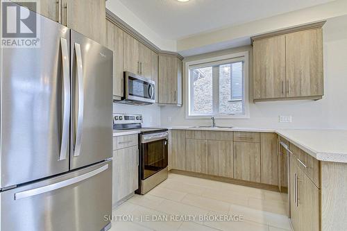 350 Edgevalley Road, London, ON - Indoor Photo Showing Kitchen