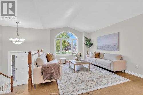 361 White Crescent, Amherstburg, ON - Indoor Photo Showing Living Room