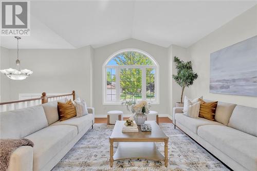 361 White Crescent, Amherstburg, ON - Indoor Photo Showing Living Room