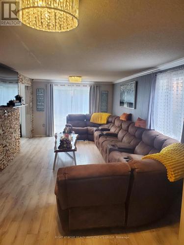 74 Clute Crescent, Barrie, ON - Indoor Photo Showing Living Room