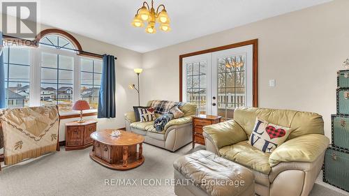 145 West Park Drive, North Middlesex (Parkhill), ON - Indoor Photo Showing Living Room