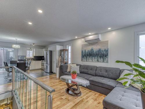 Living room - 1062 17E Avenue, Laval (Fabreville), QC - Indoor Photo Showing Living Room