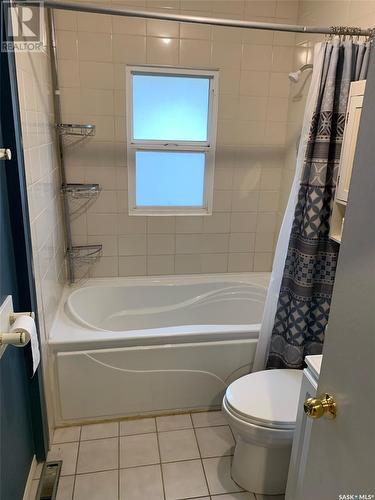 1508 H Avenue N, Saskatoon, SK - Indoor Photo Showing Bathroom