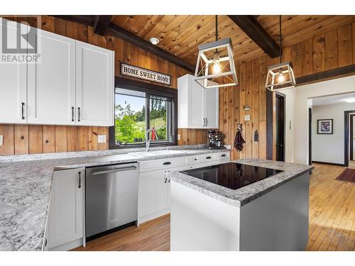 6332/6349 Beaton Road, Kamloops, BC - Indoor Photo Showing Kitchen