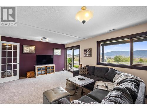 6332/6349 Beaton Road, Kamloops, BC - Indoor Photo Showing Living Room