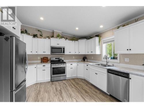 6332/6349 Beaton Road, Kamloops, BC - Indoor Photo Showing Kitchen With Double Sink