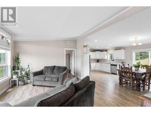 6332/6349 Beaton Road, Kamloops, BC - Indoor Photo Showing Living Room