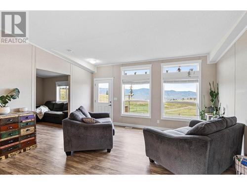 6332/6349 Beaton Road, Kamloops, BC - Indoor Photo Showing Living Room