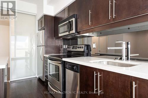 621 - 2885 Bayview Avenue, Toronto, ON - Indoor Photo Showing Kitchen With Upgraded Kitchen