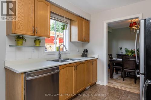 204 Bowerman Boulevard, New Tecumseth, ON - Indoor Photo Showing Kitchen With Double Sink