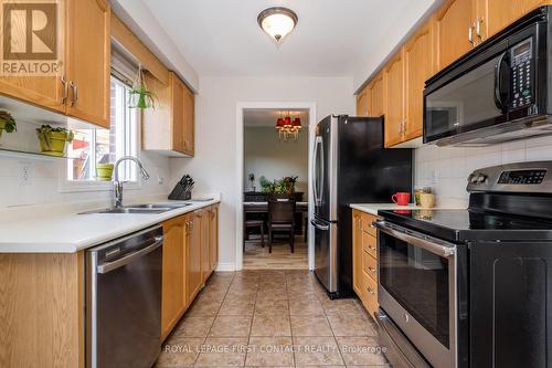 204 Bowerman Boulevard, New Tecumseth, ON - Indoor Photo Showing Kitchen With Double Sink