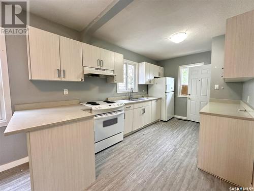 704 P Avenue N, Saskatoon, SK - Indoor Photo Showing Kitchen