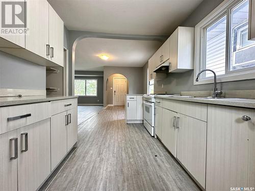 704 P Avenue N, Saskatoon, SK - Indoor Photo Showing Kitchen