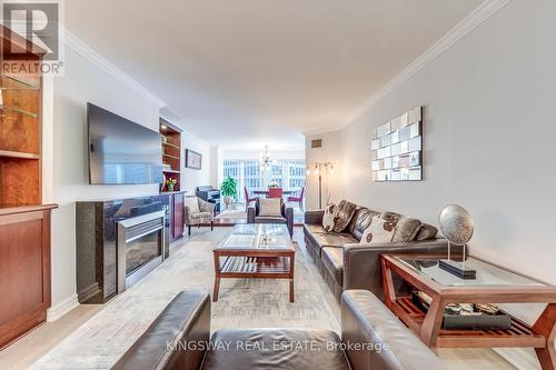 910 - 33 University Avenue, Toronto, ON - Indoor Photo Showing Living Room