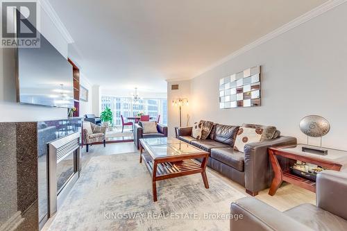 910 - 33 University Avenue, Toronto, ON - Indoor Photo Showing Living Room