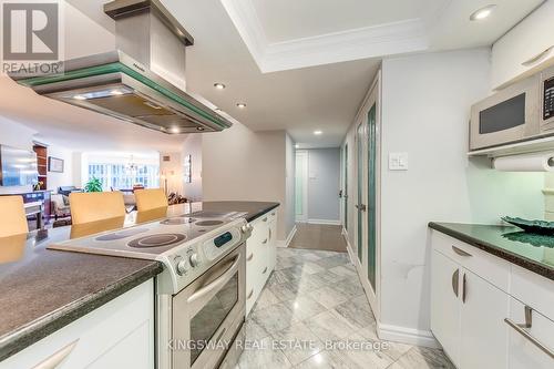 910 - 33 University Avenue, Toronto, ON - Indoor Photo Showing Kitchen