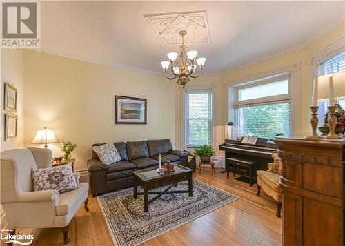 99 Tecumseth Street, Orillia, ON - Indoor Photo Showing Living Room