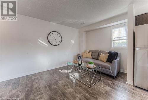 1989 Ottawa Street Unit# 20E, Kitchener, ON - Indoor Photo Showing Living Room