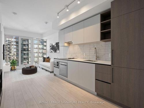 4607-55 Mercer St, Toronto, ON - Indoor Photo Showing Kitchen With Upgraded Kitchen