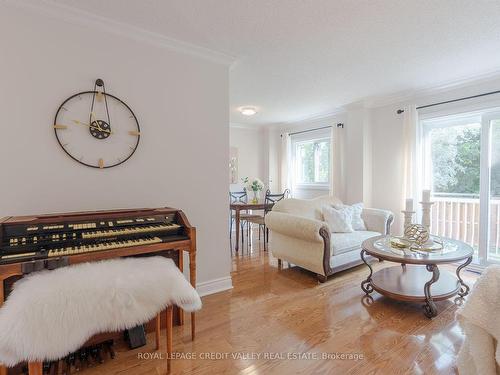 5937 Shandwick Pl, Mississauga, ON - Indoor Photo Showing Living Room