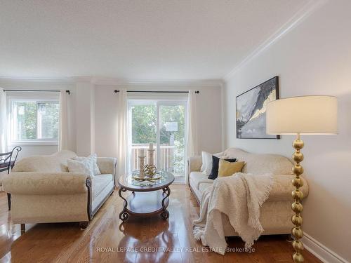 5937 Shandwick Pl, Mississauga, ON - Indoor Photo Showing Living Room