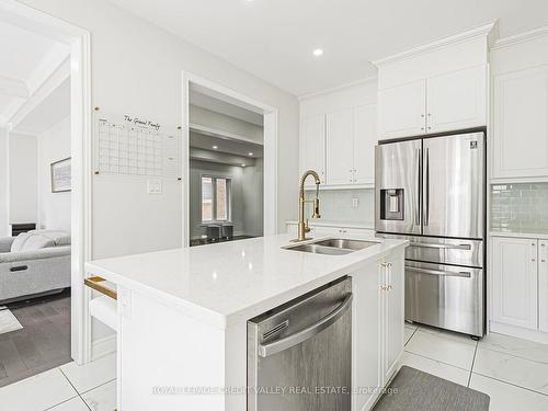 138 Branigan Cres, Halton Hills, ON - Indoor Photo Showing Kitchen With Double Sink