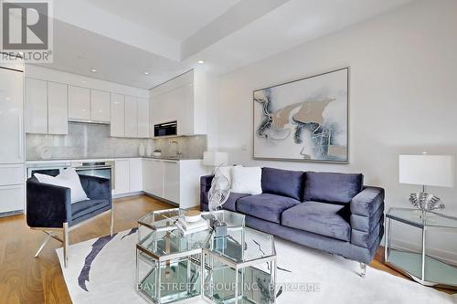 Th07 - 113 Mcmahon Drive, Toronto, ON - Indoor Photo Showing Living Room