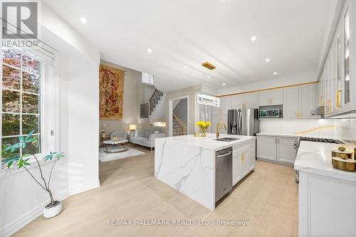 101 Ravine Edge Drive, Richmond Hill, ON - Indoor Photo Showing Kitchen