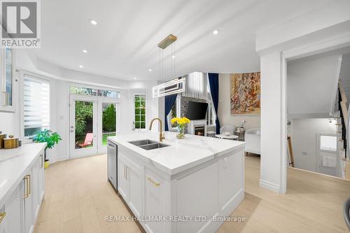 101 Ravine Edge Drive, Richmond Hill, ON - Indoor Photo Showing Kitchen With Double Sink