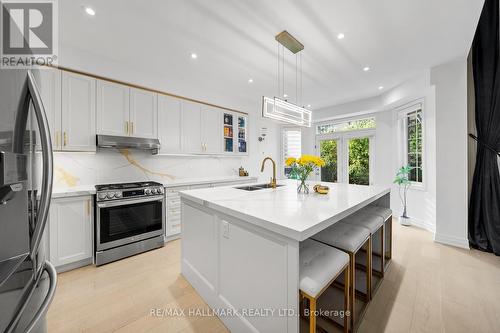 101 Ravine Edge Drive, Richmond Hill, ON - Indoor Photo Showing Kitchen With Stainless Steel Kitchen With Double Sink With Upgraded Kitchen