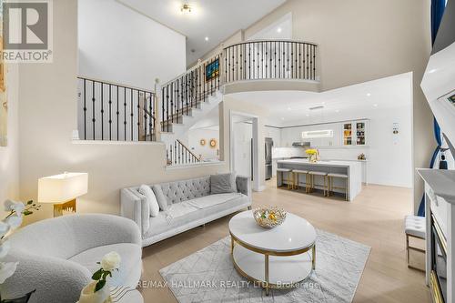 101 Ravine Edge Drive, Richmond Hill, ON - Indoor Photo Showing Living Room