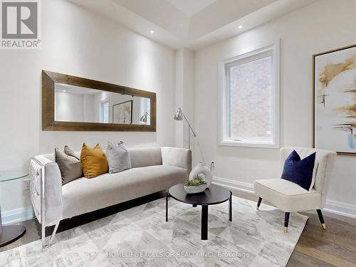 19 Aida Place, Richmond Hill, ON - Indoor Photo Showing Living Room