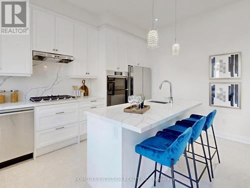 19 Aida Place, Richmond Hill, ON - Indoor Photo Showing Kitchen With Upgraded Kitchen