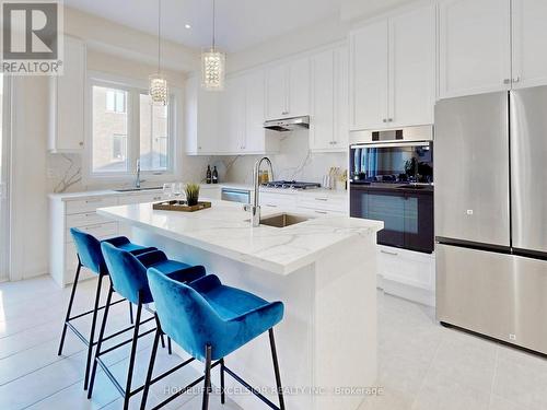 19 Aida Place, Richmond Hill, ON - Indoor Photo Showing Kitchen With Upgraded Kitchen