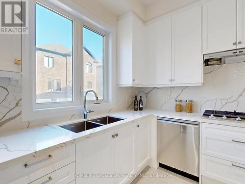 19 Aida Place, Richmond Hill, ON - Indoor Photo Showing Kitchen With Double Sink With Upgraded Kitchen