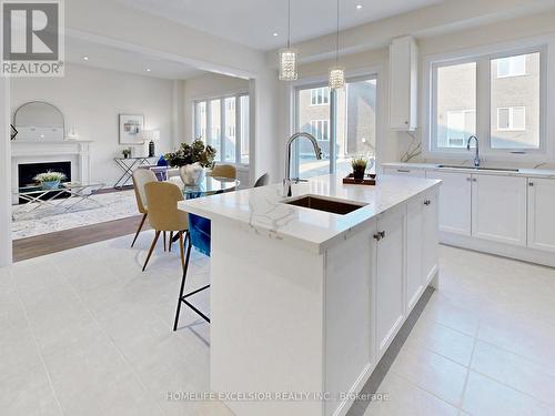 19 Aida Place, Richmond Hill, ON - Indoor Photo Showing Kitchen With Upgraded Kitchen