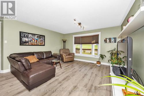 2807 Henrie Road, Clarence-Rockland, ON - Indoor Photo Showing Living Room