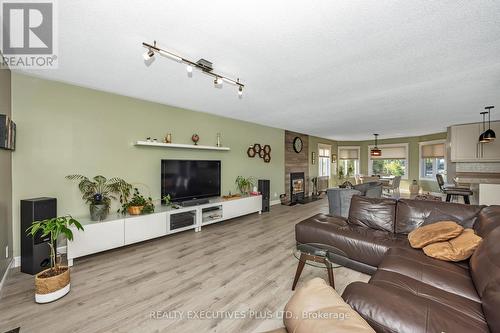 2807 Henrie Road, Clarence-Rockland, ON - Indoor Photo Showing Living Room