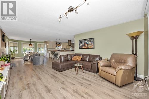 2807 Henrie Road, Prescott And Russell, ON - Indoor Photo Showing Living Room