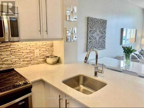 520 - 1 Old Mill Drive, Toronto, ON - Indoor Photo Showing Kitchen