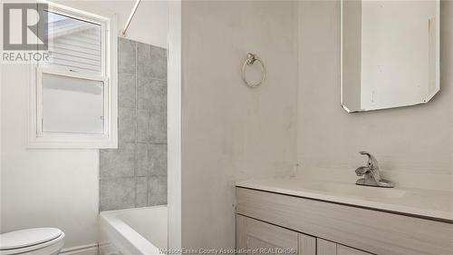 377 John B Avenue, Windsor, ON - Indoor Photo Showing Bathroom